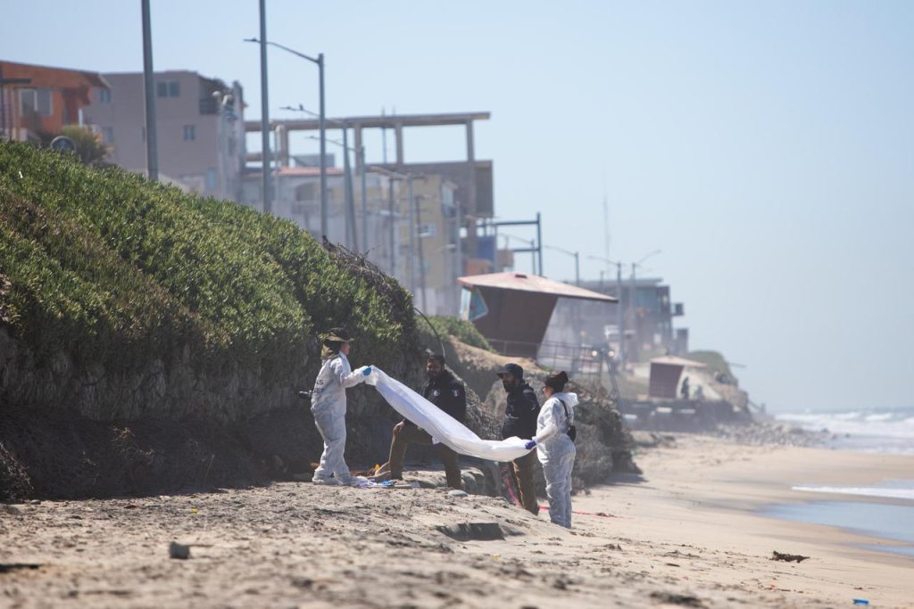 Hallan muerto a hombre acusado de lanzar a una persona por acantilado en Playas