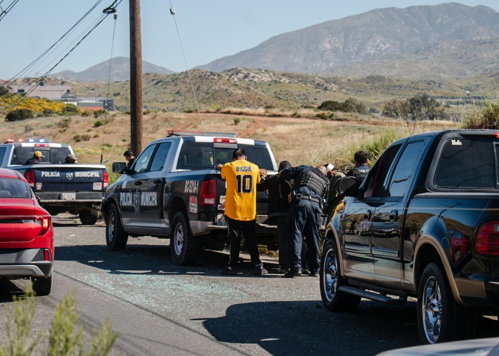 Riña en carretera termina con volcadura; había un hombre atado