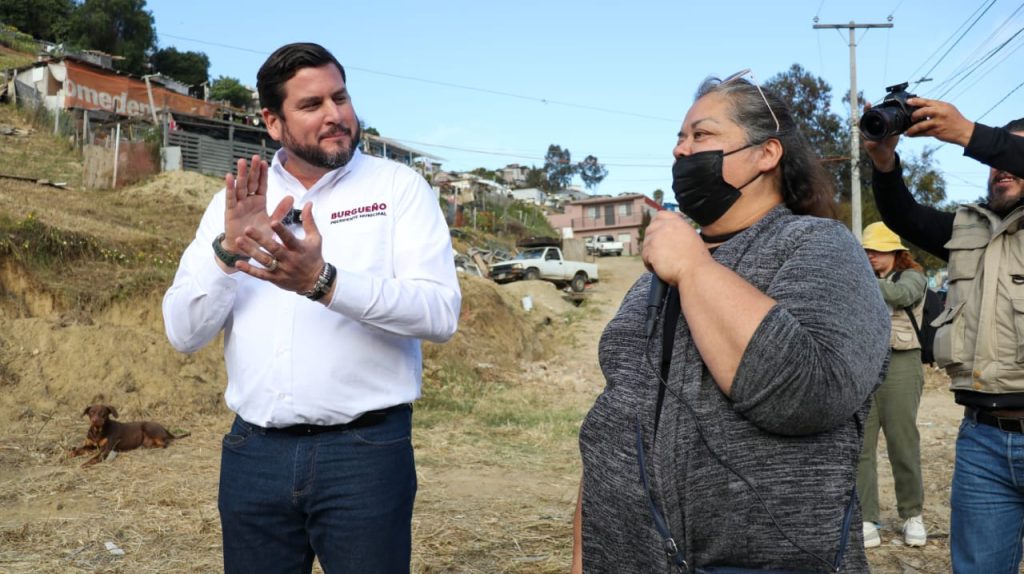 Burgueno-Ruiz-sostiene-reunion-vecinos-colonia-Xicotencatl-Leyva