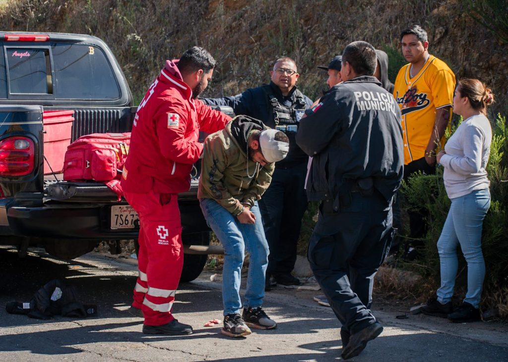 Riña en carretera termina con volcadura; había un hombre atado