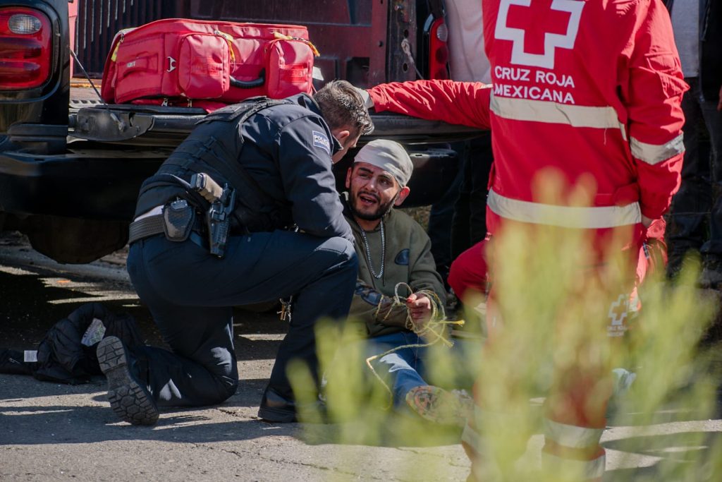 Riña en carretera termina con volcadura; había un hombre atado