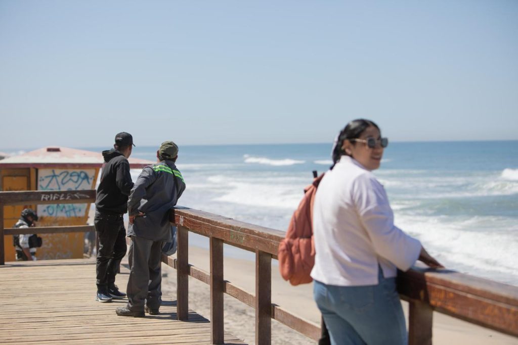 Hallan muerto a hombre acusado de lanzar a una persona por acantilado en Playas