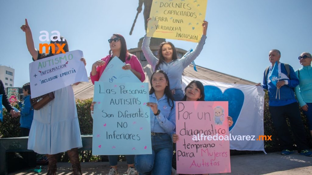 Padres-familia-marchan-dia-mundial-concienciacion-sobre-autismo