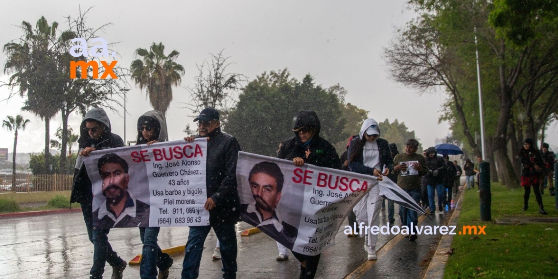 Se manifiestan por ingenieros desaparecidos en obra de Santa Fe