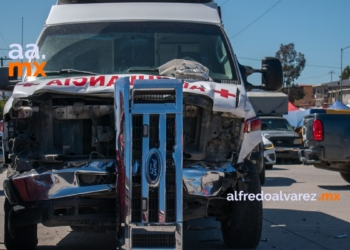 Conductor choca con una ambulancia en el sobrerruedas