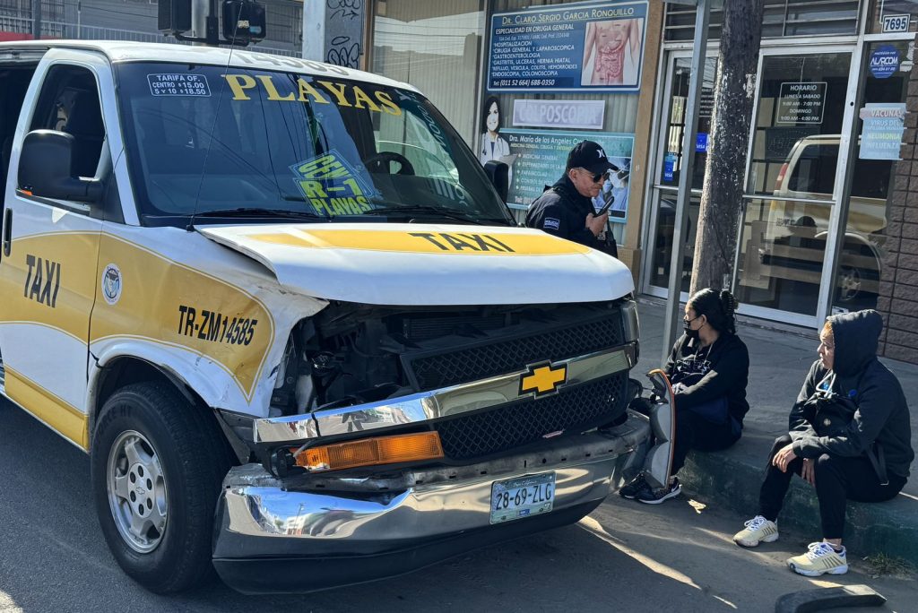 Taxi-choca-vehiculo-particular-da-fuga-Tijuana