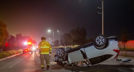 Camioneta vuelca tras chocar en la avenida Aeropuerto