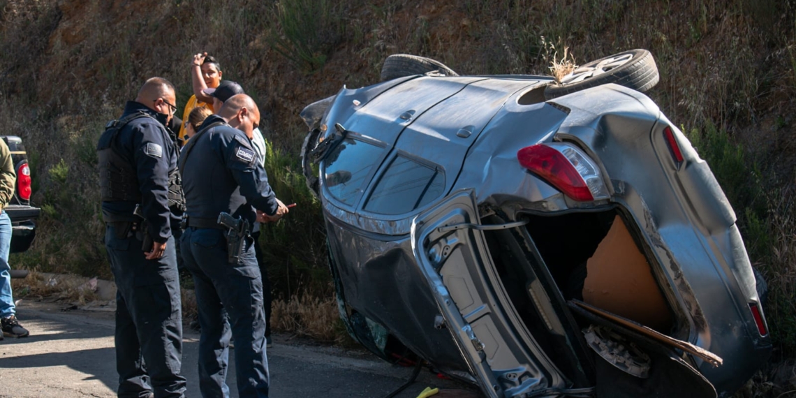 Riña en carretera termina con volcadura; había un hombre atado