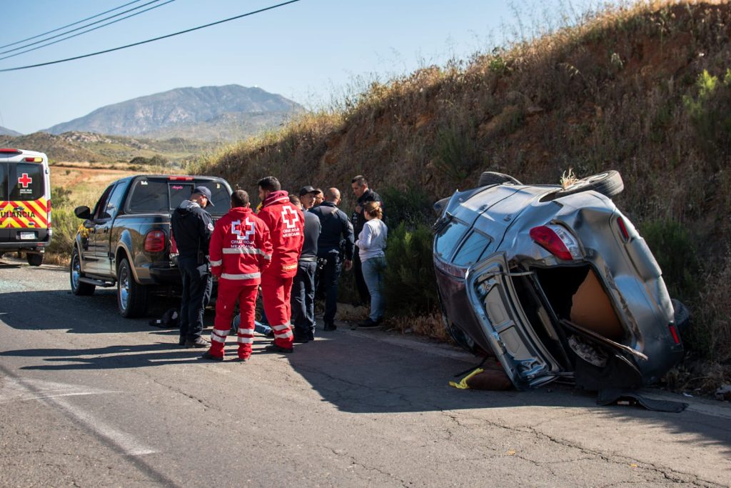 Riña en carretera termina con volcadura; había un hombre atado