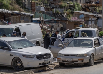 Localizan cadáver en un auto abandonado sobre el libramiento Sur