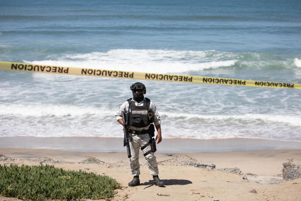 Hallan muerto a hombre acusado de lanzar a una persona por acantilado en Playas