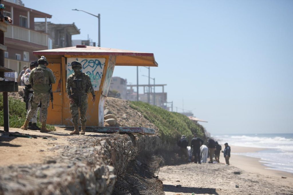 Hallan muerto a hombre acusado de lanzar a una persona por acantilado en Playas