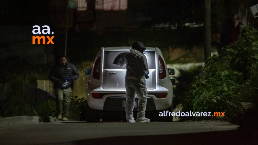 Hallan cadáver en un auto KIA abandonado