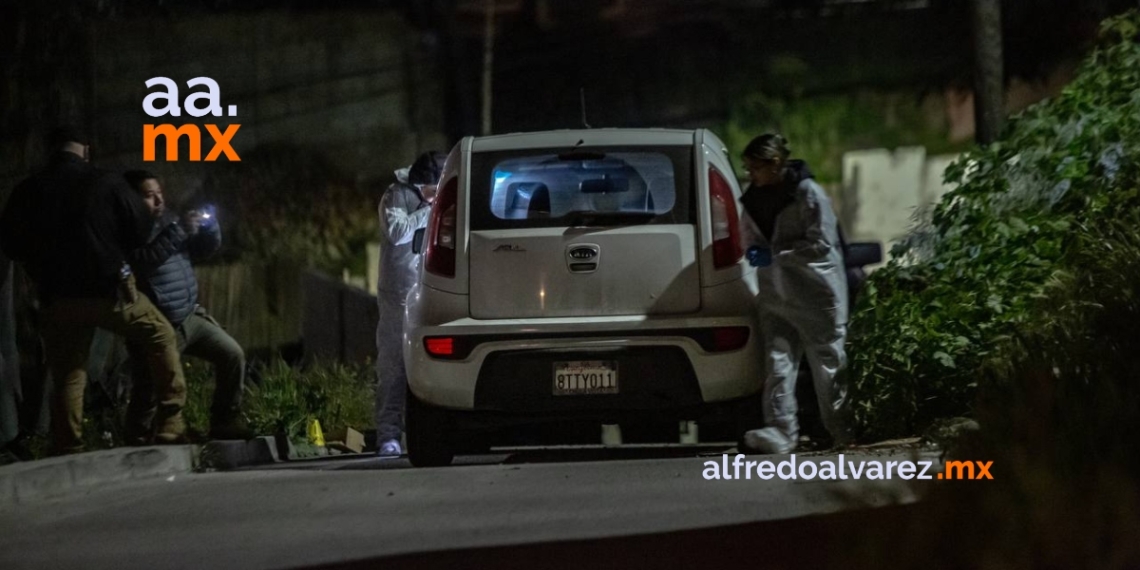 Hallan cadáver en un auto KIA abandonado