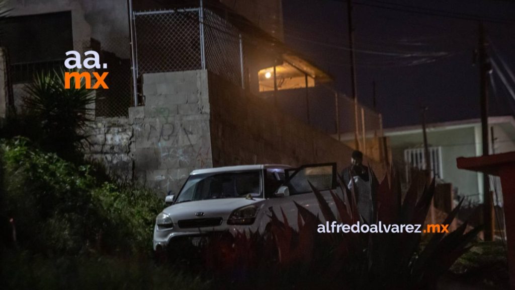 Hallan cadáver en un auto KIA abandonado