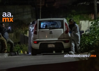 Hallan cadáver en un auto KIA abandonado