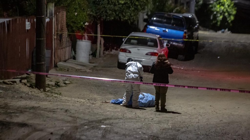 Tiran cadáver con tiro de gracia frente a una casa