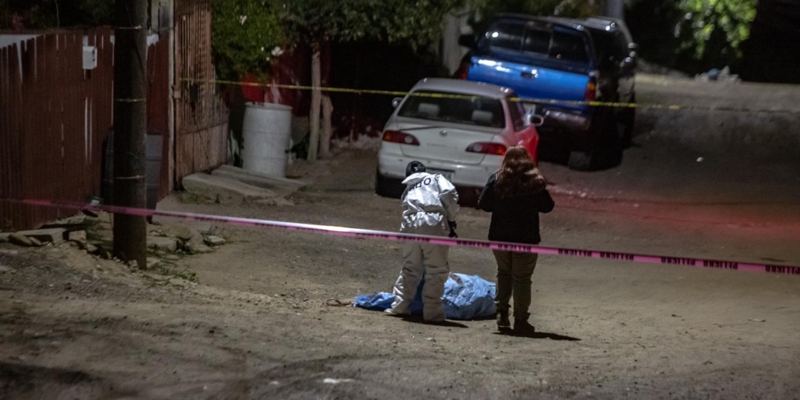 Tiran cadáver con tiro de gracia frente a una casa