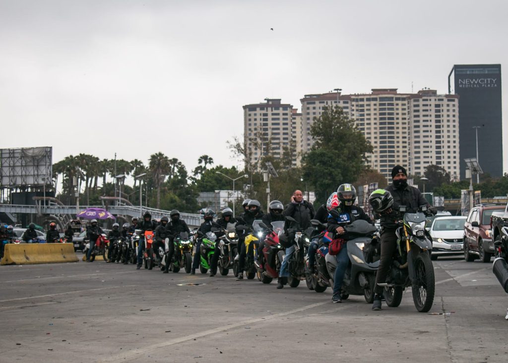 Motociclistas-hacen-larga-fila-cruzar-garita-San-Ysidro