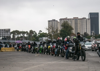 Motociclistas hacen larga fila para cruzar por la garita de San Ysidro