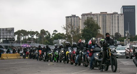 Motociclistas hacen larga fila para cruzar por la garita de San Ysidro