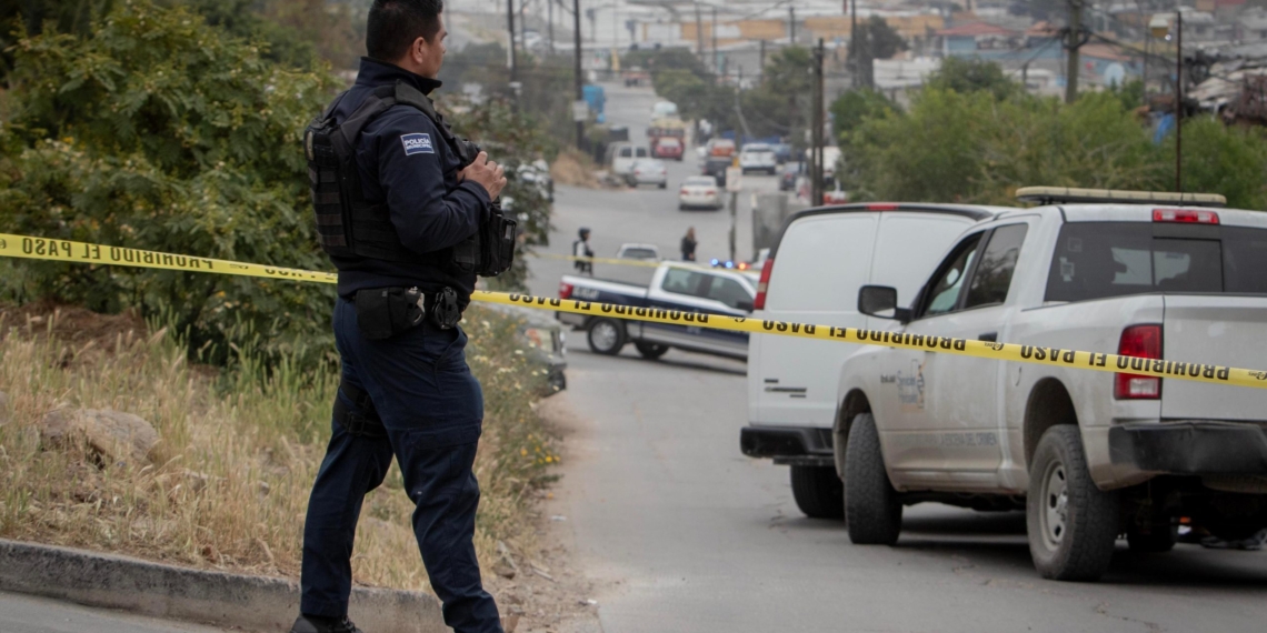 Detienen a hombre que llevaba a una mujer desmembrada en una maleta