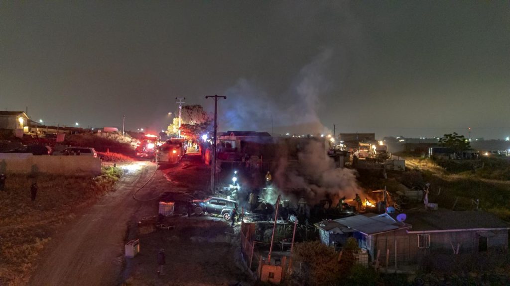 Persona muere calcinada tras incendio de una casa de madera