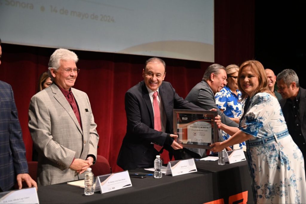 Gobernador-preside-ceremonia-homenajeados-Cobach-2024