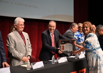 Gobernador preside ceremonia de homenajeados de Cobach 2024