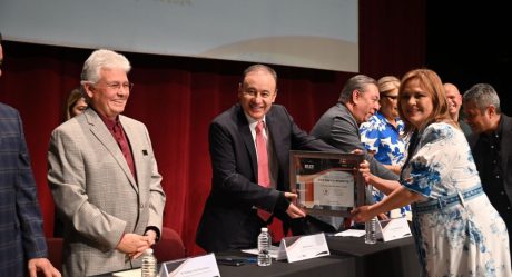 Gobernador preside ceremonia de homenajeados de Cobach 2024