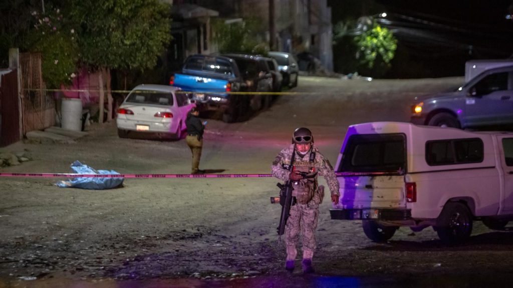 Tiran cadáver con tiro de gracia frente a una casa