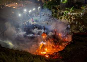 Incendio consume una casa de madera en la colonia Los Laureles