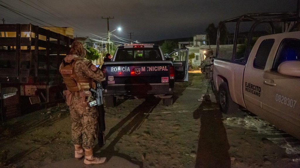 Tiran cadáver con tiro de gracia frente a una casa