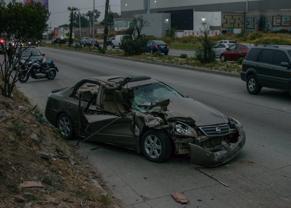 Conductor choca y abandona a su compañero que quedó prensado