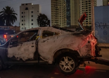 Queman auto Cobalt con cadáver de una mujer al interior