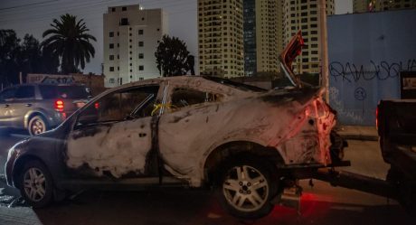 Queman auto Cobalt con cadáver de una mujer al interior