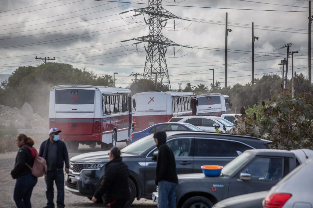 Se retiran manifestantes y salen custodiadas las primeras pipas de Pemex Rosarito