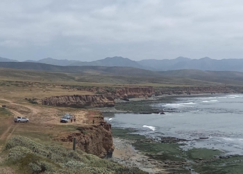 Hallan tres cadáveres en acantilado al sur de Ensenada