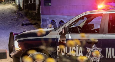 Arrojan cuerpo atado de pies y manos en la vía pública