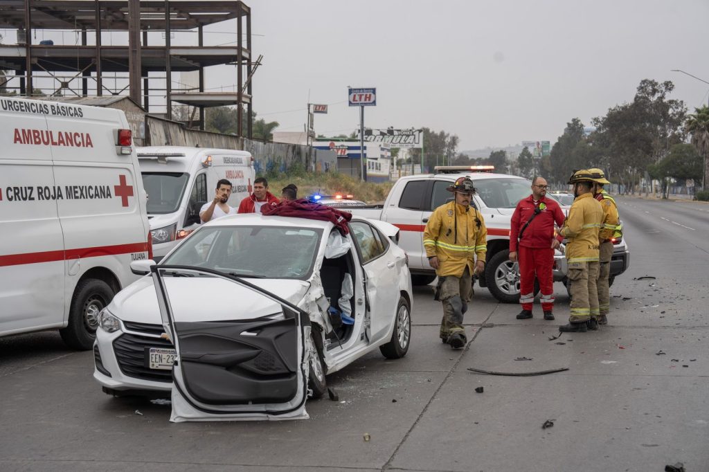 Hombre-queda-prensado-auto-tras-ser-chocado-una-camioneta