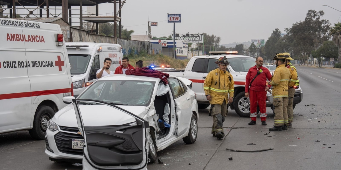 Hombre queda prensado en su auto tras ser chocado por una camioneta