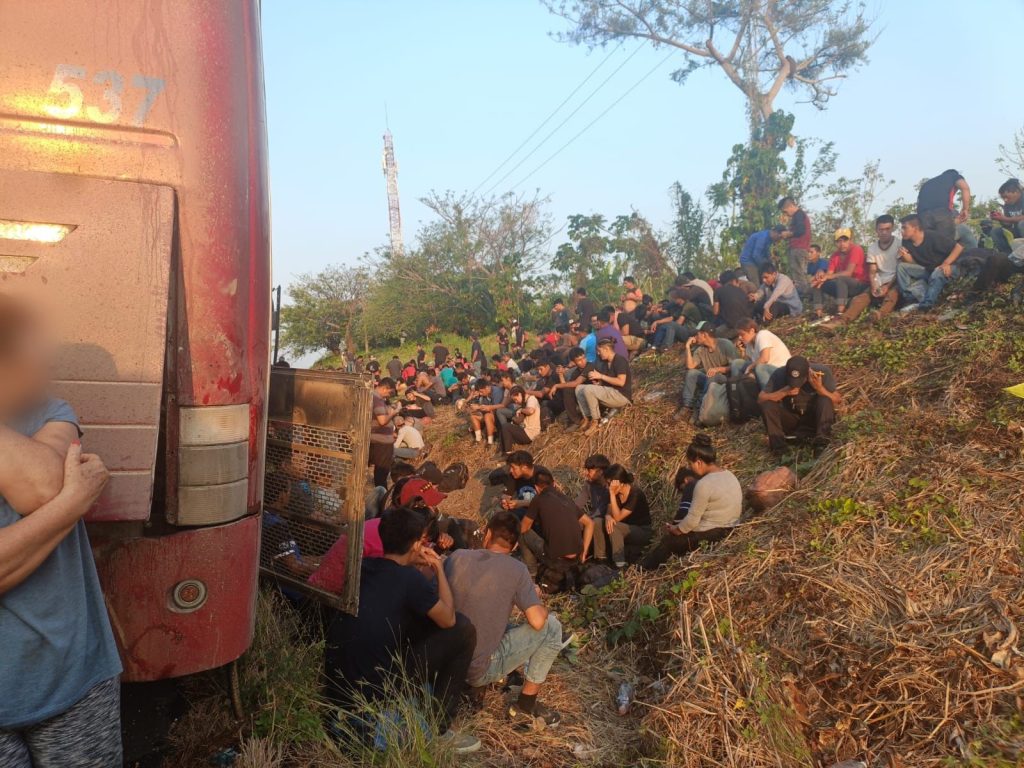 Auxilian-407-migrantes-abandonados-tres-autobuses-Veracruz