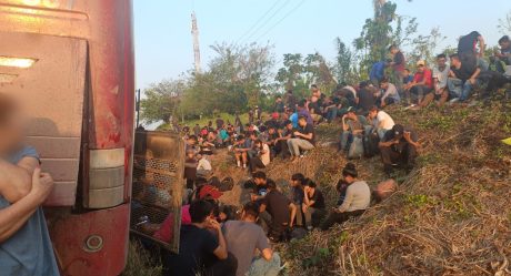 Auxilian a 407 migrantes abandonados en tres autobuses en Veracruz