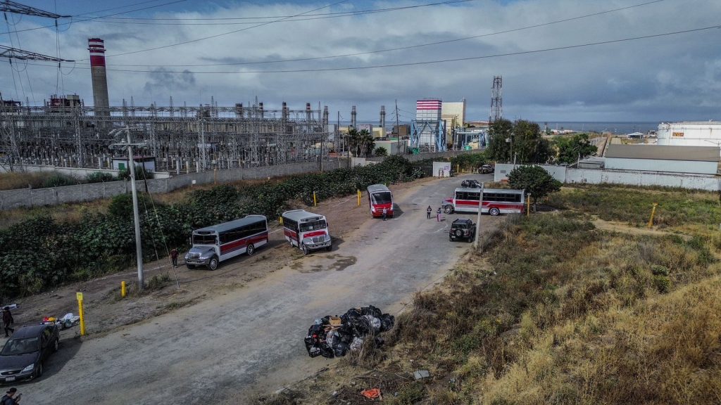 Se retiran manifestantes y salen custodiadas las primeras pipas de Pemex Rosarito