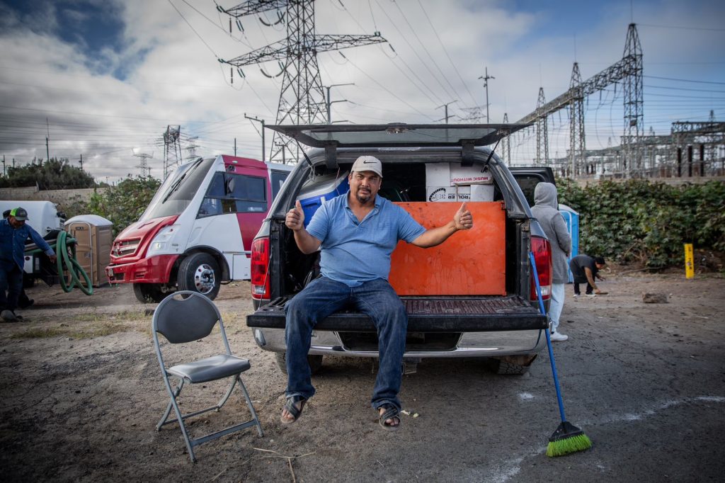 Se retiran manifestantes y salen custodiadas las primeras pipas de Pemex Rosarito