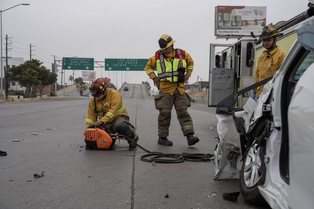 Hombre queda prensado en su auto tras ser chocado por una camioneta