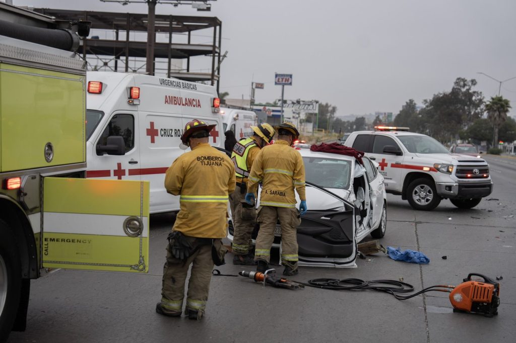 Hombre queda prensado en su auto tras ser chocado por una camioneta