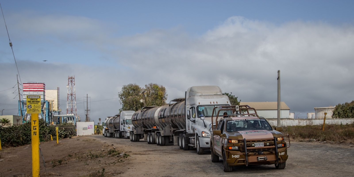 Se retiran manifestantes y salen custodiadas las primeras pipas de Pemex Rosarito