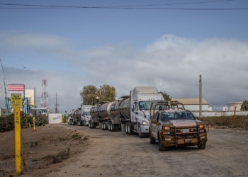 Se retiran manifestantes y salen custodiadas las primeras pipas de Pemex Rosarito