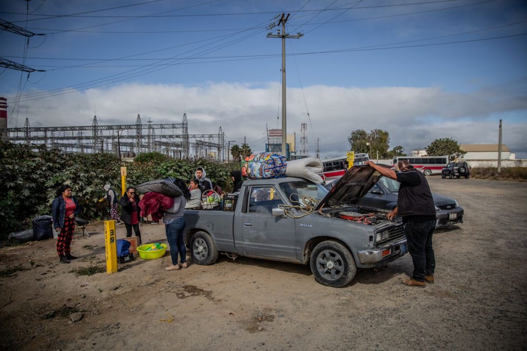 Se retiran manifestantes y salen custodiadas las primeras pipas de Pemex Rosarito